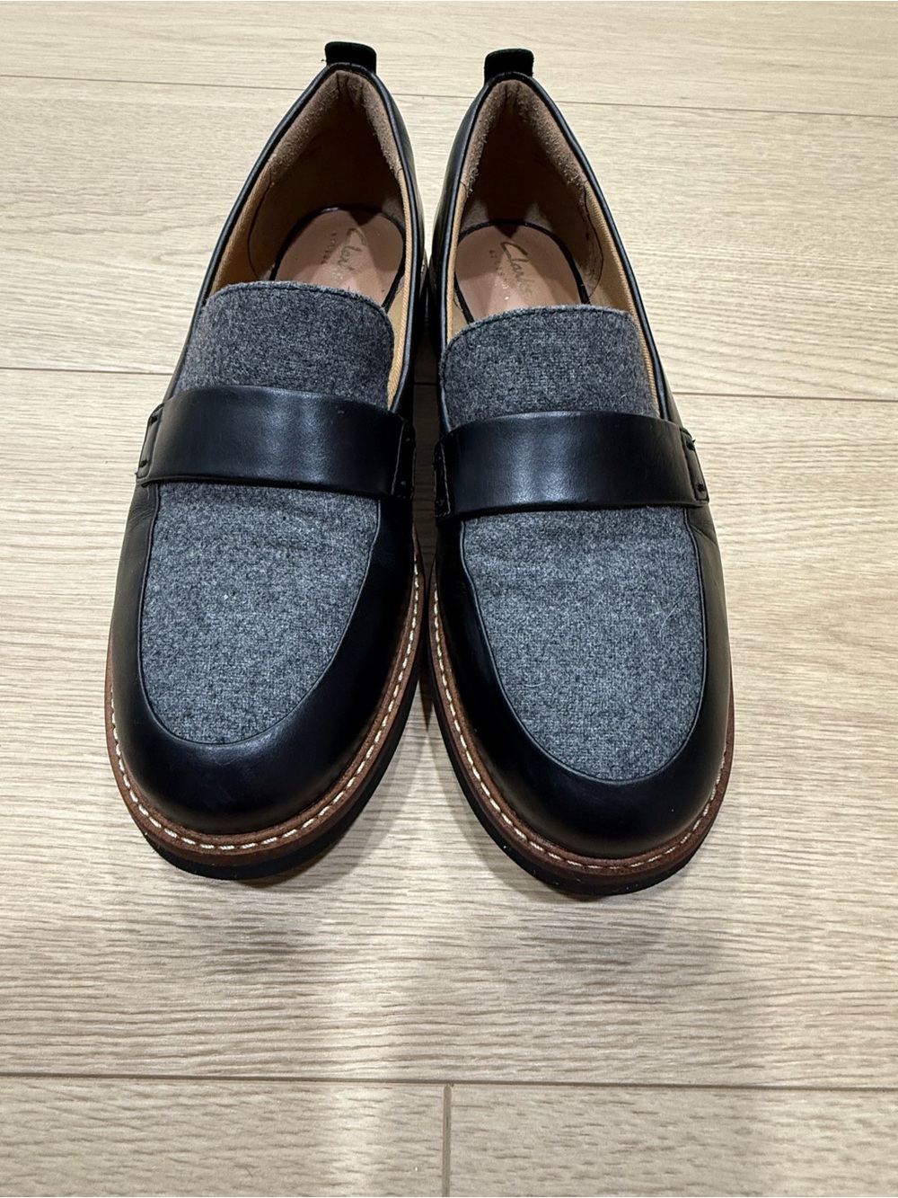 Clarks Artisan Black Leather & Gray Felt Loafers 8.5M
